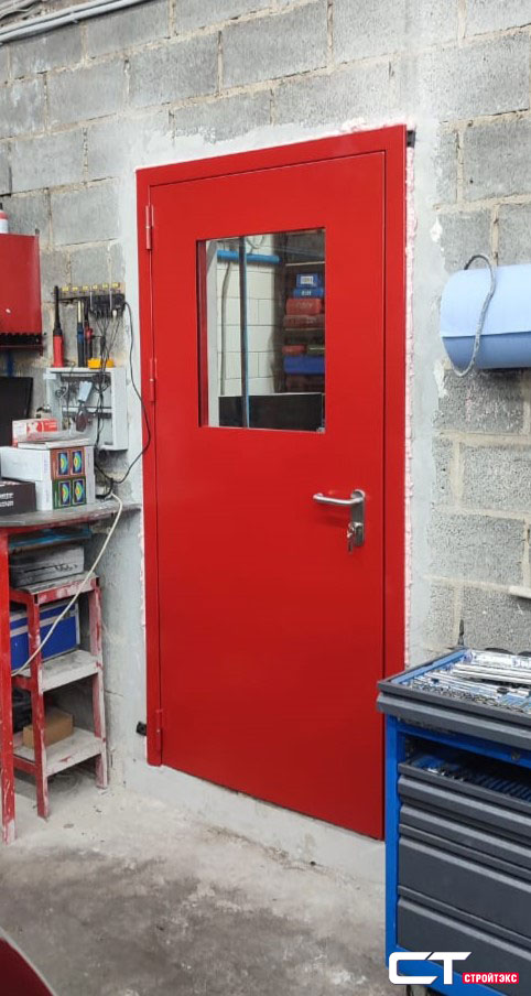 Дверь противопожарная металлическая остекленная EIS60 300х400 с фрамугой, антипаникой и накладкой из нержавеющей стали Дверь противопожарная металлическая остекленная EIS60 300х400 с фрамугой, антипаникой и накладкой из нержавеющей стали